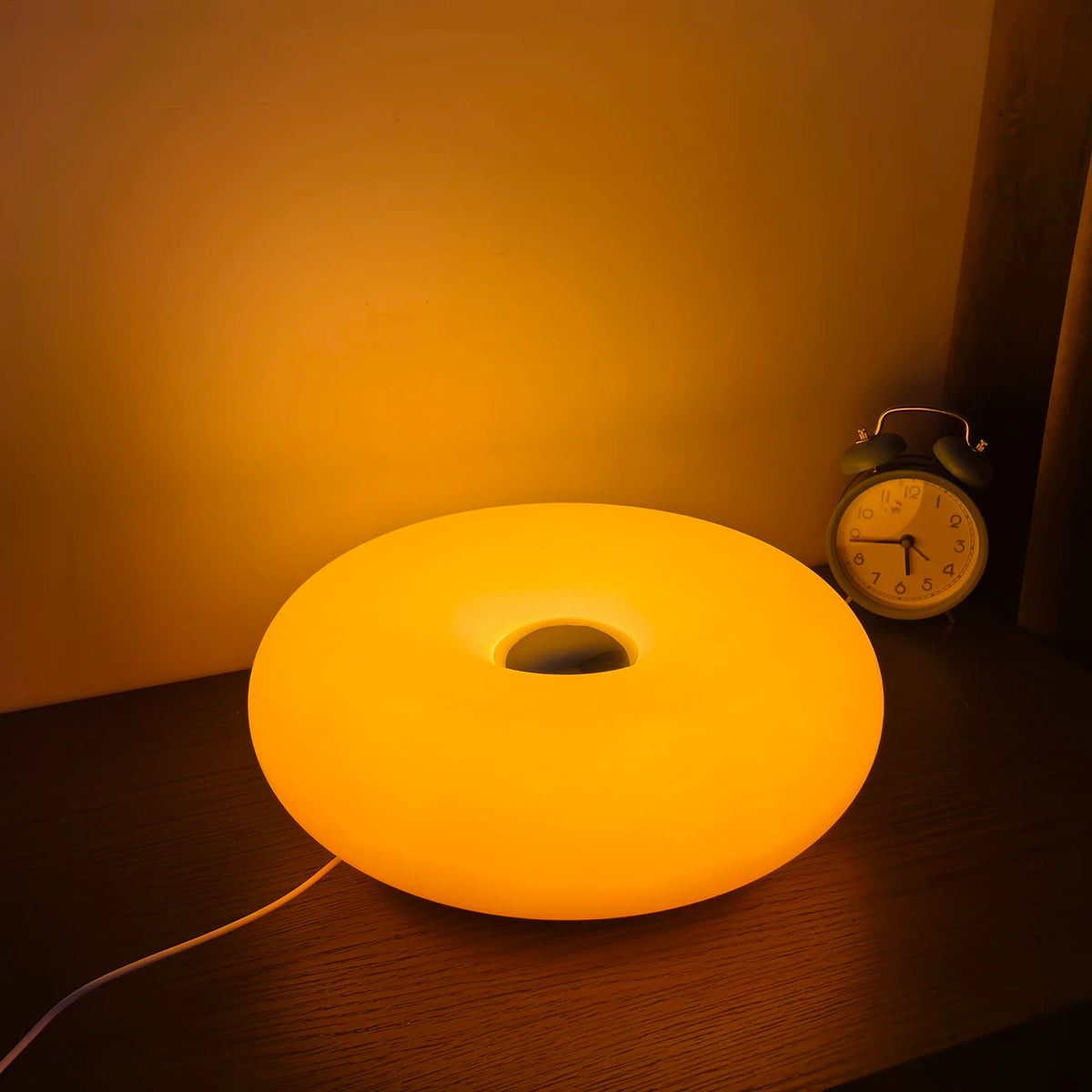 Lampe de bureau LED ronde au design minimaliste