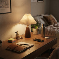 Lampe de bureau plissée avec pied en bois
